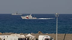 Kazanın ardından Girne Limanı yakınlarında ambulanslar ve kurtarma araçları geziyor.
