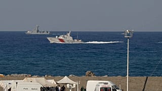 Kazanın ardından Girne Limanı yakınlarında ambulanslar ve kurtarma araçları geziyor.