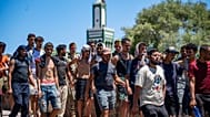Migrantes que cruzaron a España son escoltados hacia la frontera hispano-marroquí para su regreso a Marruecos desde el enclave español de Ceuta, el 2 de agosto de 2026.