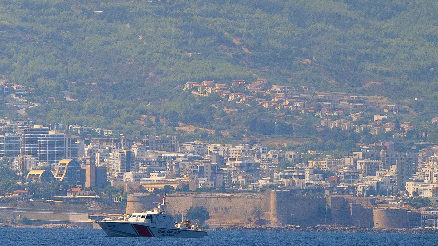 Σκάφος της ακτοφυλακής που λαμβάνει μέρος στις επιχειρήσεις έρευνας και διάσωσης μετά το ναυάγιο του καταμαράν ανοιχτά της κατεχόμενης Κερύνειας