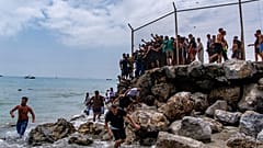 Μετανάστες περνούν από το Μαρόκο στον ισπανικό θύλακα της Θέουτα στις 30 Ιουλίου 2026.