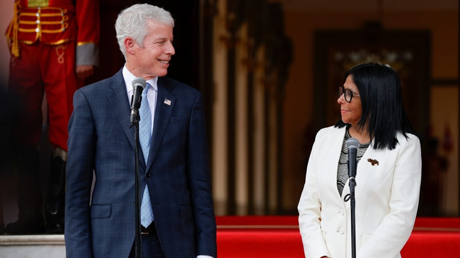 ABD Enerji Bakanı Chris Wright ve Venezuela'nın geçici lideri Delcy Rodríguez, Caracas'ta imzalanan petrol anlaşmasının ardından basın toplantısı düzenliyor.