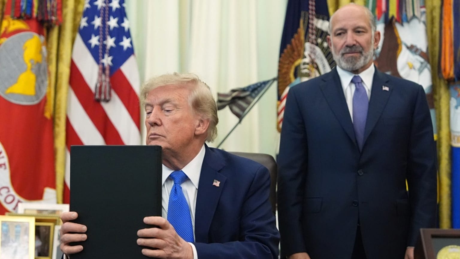 Donald Trump amerikai elnök Washingtonban, a Fehér Ház Ovális Irodájában hallgat, mielőtt aláírja a születési állampolgárságot célzó rendeleteit, 2026. aug. 6-án.