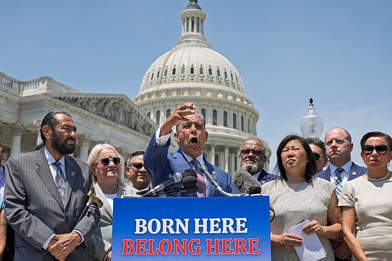 Adriano Espaillat, a Kongresszusi Hispanic Caucus elnöke és más demokrata képviselők reagálnak a születés szerinti állampolgárságot megerősítő legfelsőbb bírósági döntésre, 2026. június 30-án