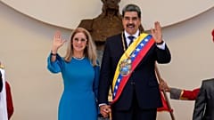 ARŞİV - Venezuela Devlet Başkanı Nicolas Maduro ve eşi Cilia Flores, üçüncü dönem yemini sonrası el sallarken, 10 Ocak 2025, Caracas, Venezuela