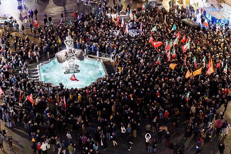 Supporters of the "No" vote celebrate the outcome of a constitutional referendum that cancelled a justice reform approved by Parliament in Rome, 23 March, 2026