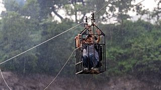 Bewohner überqueren den Fluss Trishuli mit einer neu errichteten Seilrutsche nach Sturzfluten bei Bidur im Bezirk Nuwakot in Nepal. Mittwoch, den zweiten September 2026.