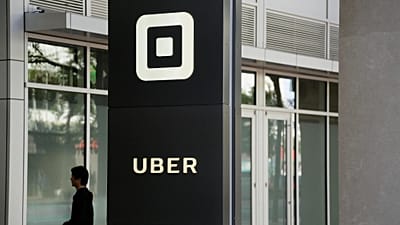 Archív felvétel: Egy férfi belép az Uber központjának otthont adó épületbe 2017. június 21-én, szerdán, San Franciscóban.