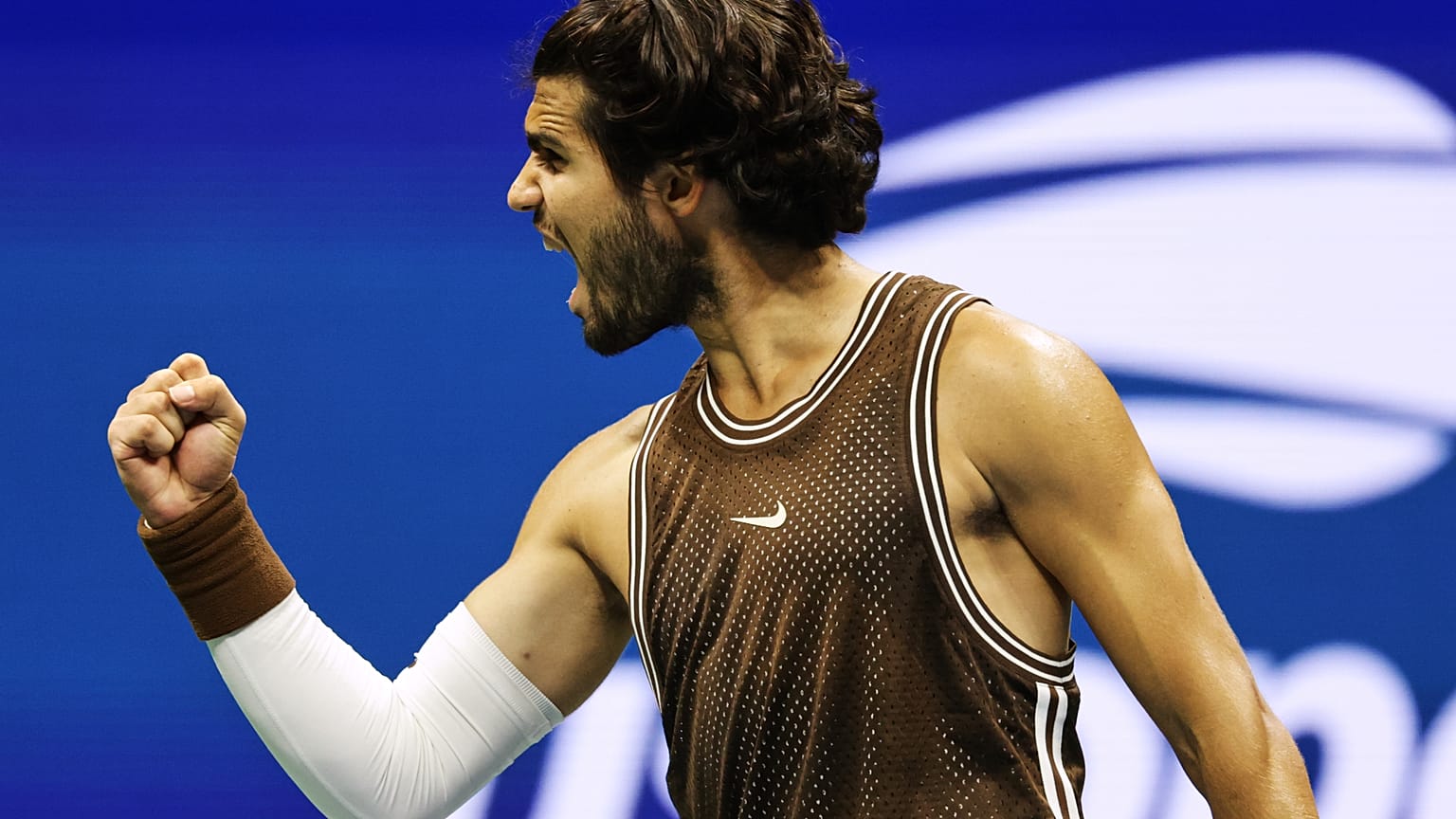 Carlos Alcaraz celebra su victoria ante Jaime Faria durante la segunda ronda del Abierto de Estados Unidos de tenis, el 2 de septiembre de 