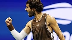 Carlos Alcaraz celebra su victoria ante Jaime Faria durante la segunda ronda del Abierto de Estados Unidos de tenis, el 2 de septiembre de 
