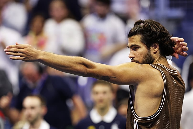 Carlos Alcaraz juega ante el portugués Jaime Faria durante la segunda ronda del Abierto de Estados Unidos de tenis, el 2 de septiembre de 2026