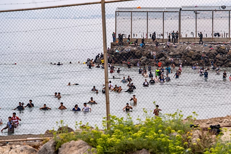 Des migrants tentent de passer du Maroc à l'enclave espagnole de Ceuta, le vendredi 31 juillet 2026