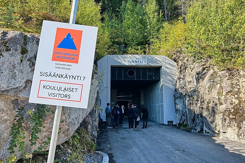 Pessoas junto à entrada de um abrigo concebido para resistir a ataques químicos, nucleares e biológicos em Kuopio, 2 de setembro de 2026