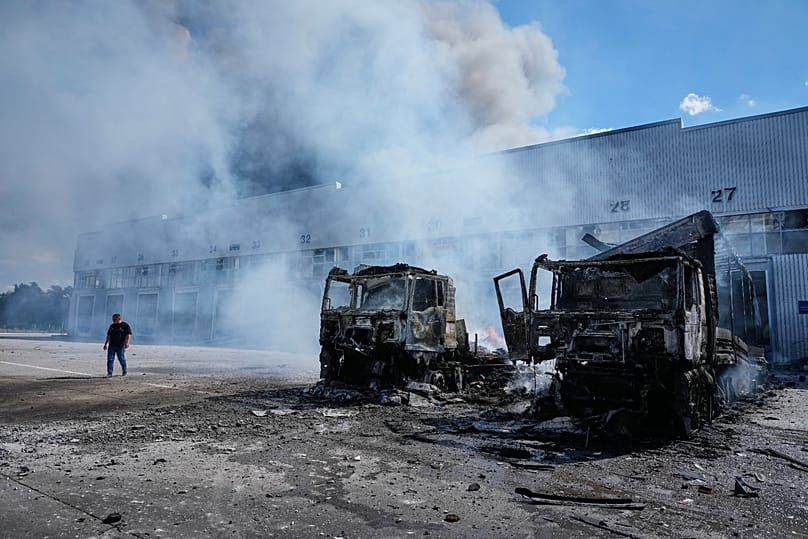 Veículos ardem em frente a armazéns após um ataque aéreo russo em Kiev, 2 de setembro de 2026