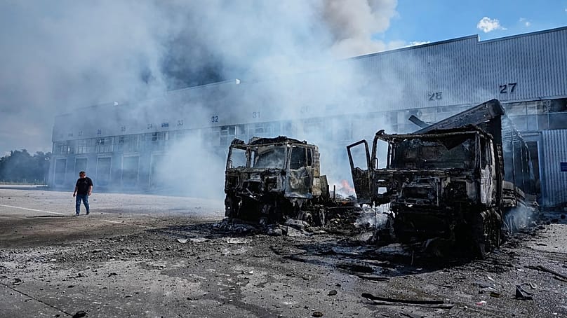 Fahrzeuge brennen vor Lagerhallen nach einem russischen Luftangriff in Kyjiw, 2. September 2026