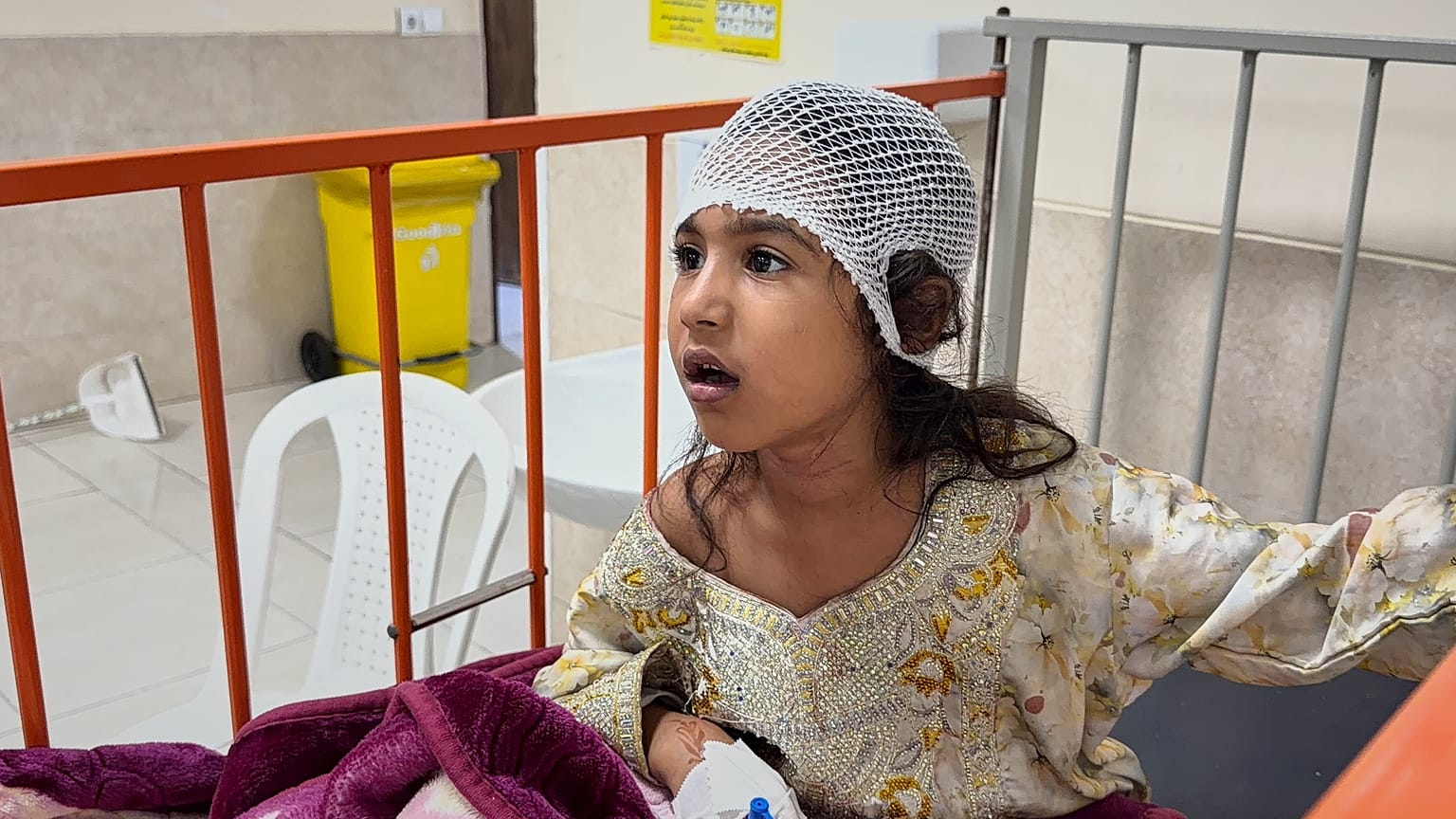 يتلقى طفل أصيب، بحسب وكالة تسنيم للأنباء، في غارة على منزل أقيم فيه حفل زفاف في كوهستاك بجنوب إيران، العلاج في مستشفى بمنب بإيران، في وقت مبكر من يوم الأربعاء 2 سبتمبر 2026.