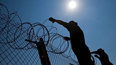 ARCHÍV FELVÉTEL – Magyar katonák szögesdrótot szerelnek egy kerítés tetejére a szerb határon, Ásotthalomnál, 2015. augusztus 31-én.