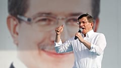 ARŞİV: Dönemin Başbakanı Ahmet Davutoğlu, 17 Mayıs 2015 Pazar günü İstanbul’da Adalet ve Kalkınma Partisi’nin (AKP) mitinginde konuşuyor.