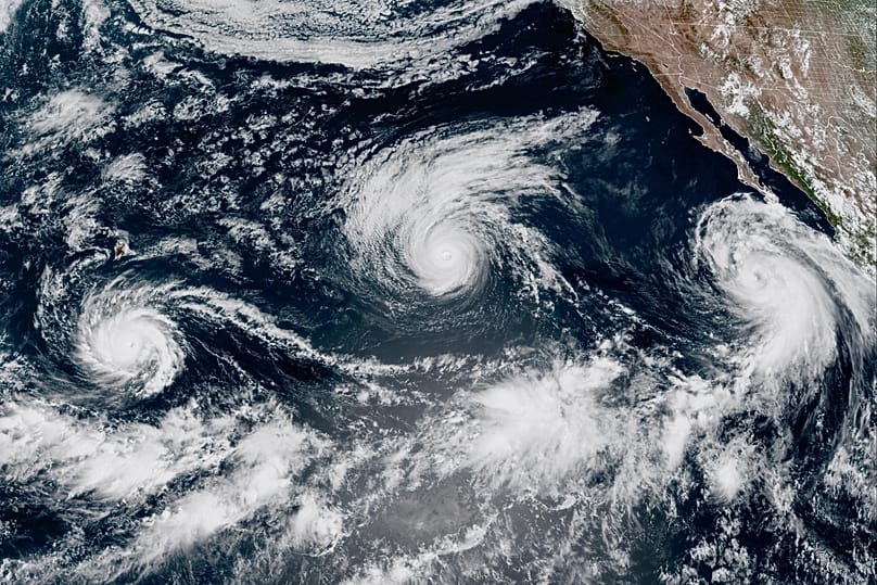 CIRA/NOAA tarafından sağlanan bu uydu görüntüsü, Pasifik Okyanusu'ndaki üç fırtınayı gösteriyor, 2 Eylül 2026