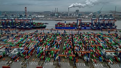 Camiões, contentores e cargueiros fotografados no novo terminal Maasvlakte, no porto de Roterdão, Países Baixos, terça‑feira, 10 de dezembro de 2024