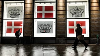 В витринах универмагов Копенгагена выставлены датский флаг и датская корона, 13 января 2024 года