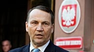  Minister spraw zagranicznych Polski Radosław Sikorski rozmawia z mediami przed siedzibą MSZ w Warszawie.