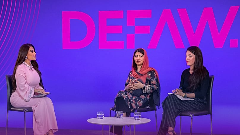 Aryana Sayeed moderiert eine Diskussion mit der pakistanischen Bildungsaktivistin Malala Yousafzai und Sahar Halaimzai, Direktorin der Afghanistan-Initiative des Malala Fund, 15. August 2025, London
