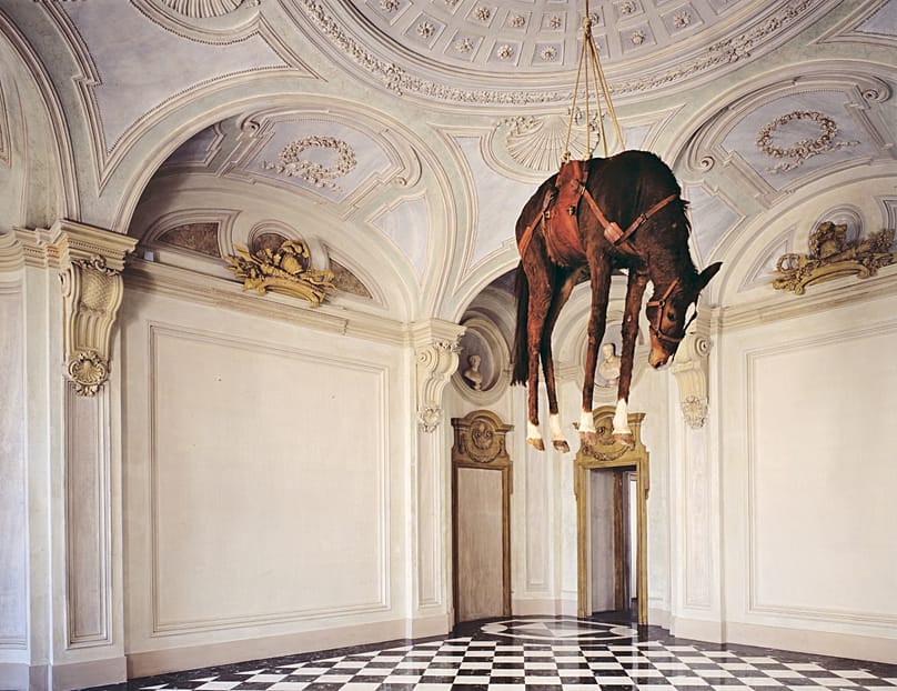 Маурицио Каттелан, «Novecento», 1997 год, Кастелло ди Риволи, Турин.