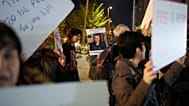 امرأة تحمل لافتة عليها صورة الدكتور الفلسطيني حسام أبو صفية خلال احتجاج أمام مكاتب الشاباك، تطالب بالإفراج عنه، في تل أبيب، إسرائيل، الأربعاء 1 يناير 2025.