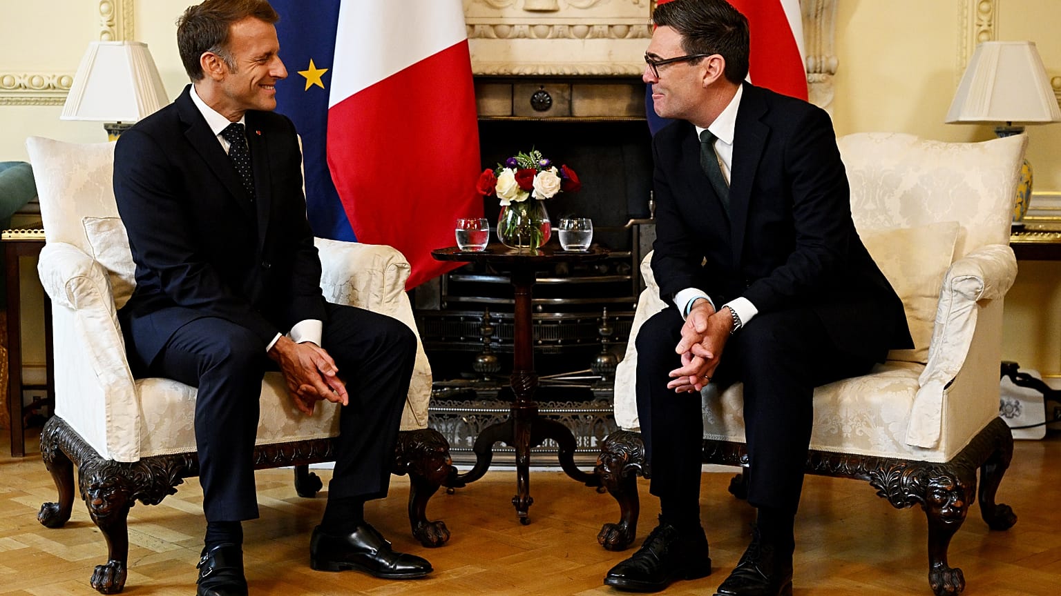 Il primo ministro Andy Burnham, a destra, parla con il presidente Emmanuel Macron durante un incontro bilaterale a 10 Downing Street, a Londra, giovedì 3 settembre 2026.