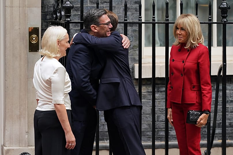 Il primo ministro britannico Andy Burnham e la moglie Marie-France van Heel accolgono il presidente francese Emmanuel Macron e la moglie Brigitte a Downing Street, 3 settembre 2026.