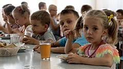 Kinder aus einem Waisenhaus im ukrainischen Gebiet Donezk essen in einem Lager im südwestrussischen Zolotaja Kosa, Region Rostow, am achten Juli 2022.