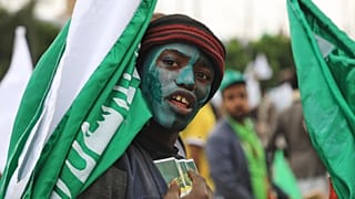 أحد أنصار الحوثيين يرسم وجهه باللون الأخضر ويحمل العلم خلال مظاهرة بمناسبة عيد ميلاد النبي محمد، المعروف باسم المولد، في صنعاء، اليمن، الثلاثاء 25 أغسطس 2026.