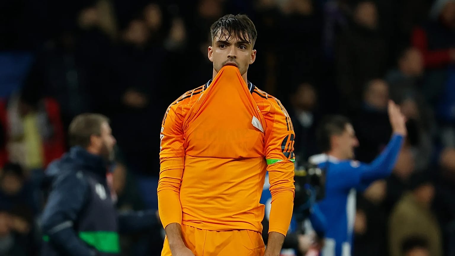 Raúl Asencio, jugador del Real Madrid, reacciona al final de un partido con el Espanyol en el Estadio Olímpico Lluís Companys de Barcelona, ​​España, en febrero de 2025
