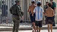 ARCHIVO: Menores inmigrantes bajo custodia de las Fuerzas de Seguridad en Ceuta.