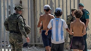 ARCHIVO: Menores inmigrantes bajo custodia de las Fuerzas de Seguridad en Ceuta.