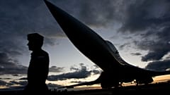 FOTO DE ARQUIVO: Bombardeiro estratégico russo Tu-160, “White Swan”, na base aérea de Engels, perto de Saratov, 7 de agosto de 2008