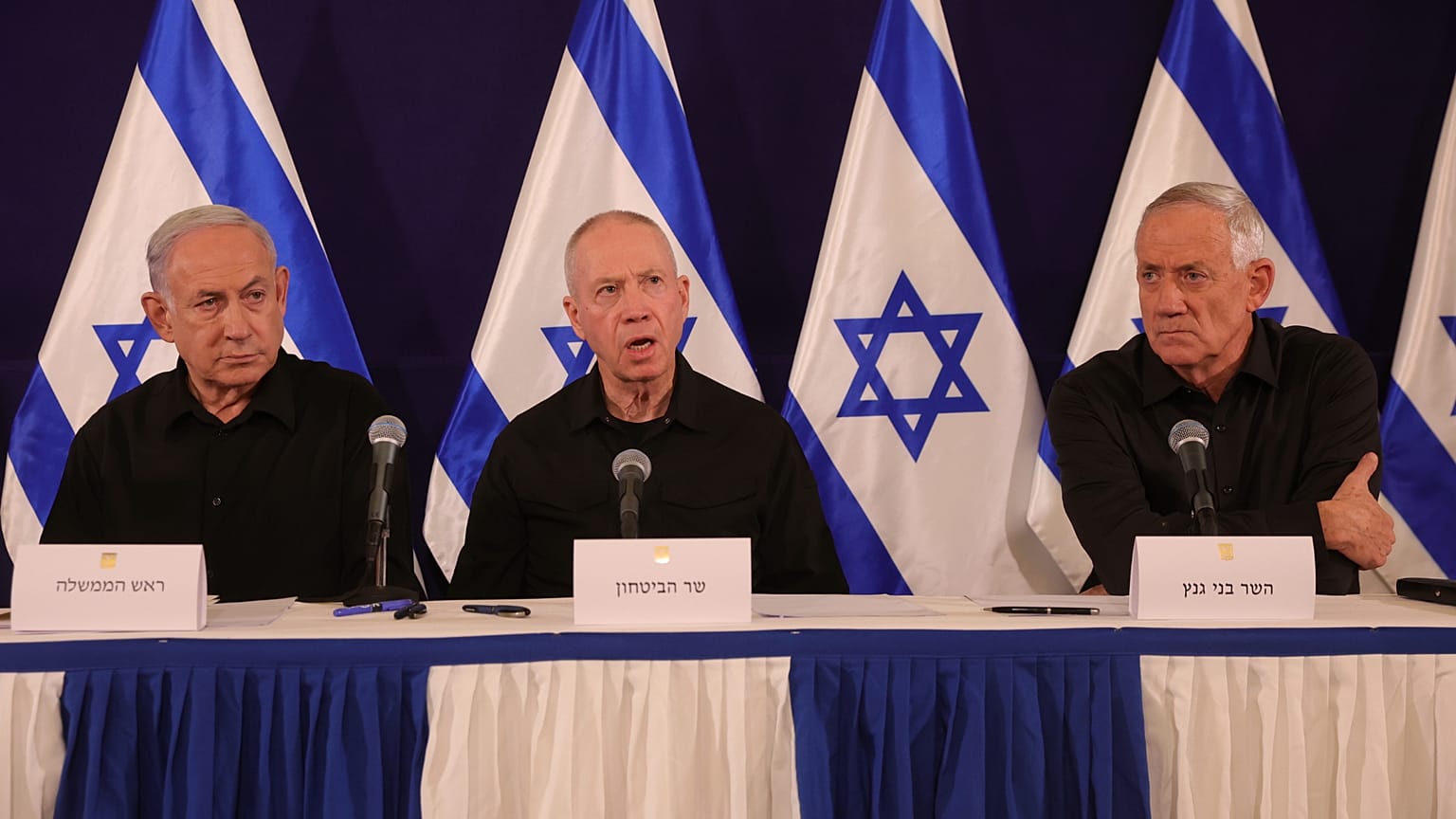 رئيس الوزراء بنيامين نتنياهو ووزير الدفاع السابق يوآف غالانت والوزير السابق في حكومة الحرب بيني غانتس، خلال مؤتمر صحافي في تل أبيب، 28 أكتوبر 2023.
