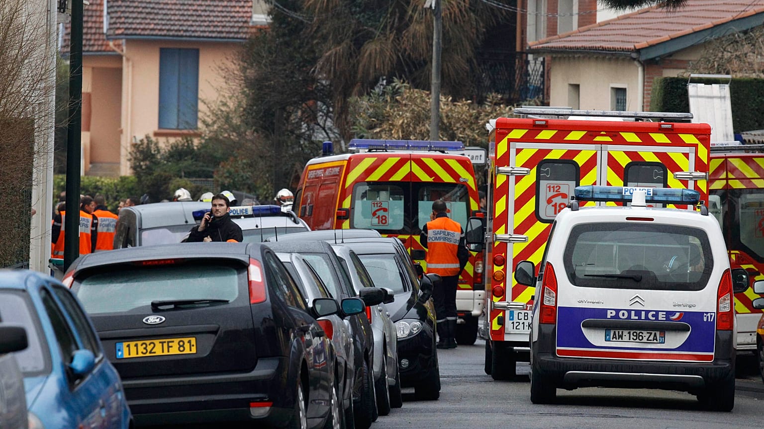 Image d'illustration : des ambulances et des véhicules de police garés dans une rue de Toulouse le mercredi 21 mars 2012.