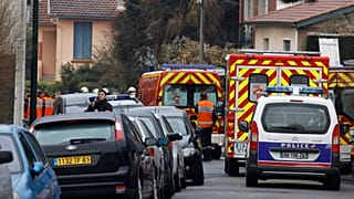 Symbolfoto: Krankenwagen und Polizeifahrzeuge stehen am Mittwoch, 21. März 2012, in einer Straße von Toulouse.