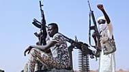  مقاتلون منشقون عن قوات الدعم السريع يحتفلون أثناء تسليم أنفسهم للجيش السوداني غرب أم درمان، 19 أغسطس 2026.