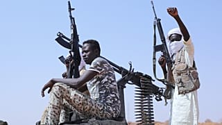  مقاتلون منشقون عن قوات الدعم السريع يحتفلون أثناء تسليم أنفسهم للجيش السوداني غرب أم درمان، 19 أغسطس 2026.