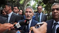 ARCHIVO: El ministro del Interior español, Fernando Grande-Marlaska, conversa con la prensa.