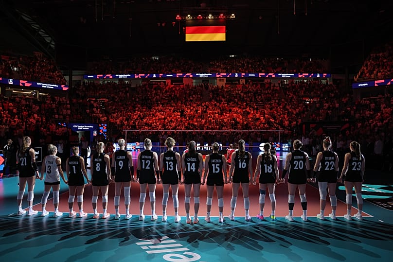 Alman oyunculaı, İstanbul'da Türkiye ile Almanya arasında oynanan Kadınlar Avrupa Şampiyonası A Grubu voleybol maçı öncesinde el ele tutuşuyor.