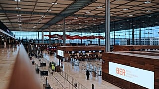 Symbolbild: Haupthalle des Terminals 1 des Flughafens Berlin-Brandenburg "Willy Brandt" (BER), 31. Oktober 2020.