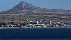 Το όρος Tumbledown δεσπόζει πίσω από το Στάνλεϊ στα νησιά Φόκλαντ, γνωστά και ως Ίσλας Μαλβίνας, τη Δευτέρα 16 Μαρτίου 2026.