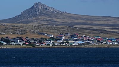 Le mont Tumbledown domine Stanley aux îles Falkland, aussi appelées îles Malvinas, lundi 16 mars 2026.