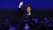 Javier Milei saluda a sus seguidores durante el Foro Madrid celebrado en Santiago de Chile, el jueves 3 de septiembre de 2026