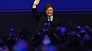Archivo: El presidente argentino Javier Milei saluda en el Foro de Madrid en Santiago de Chile, el jueves 3 de septiembre de 2026.