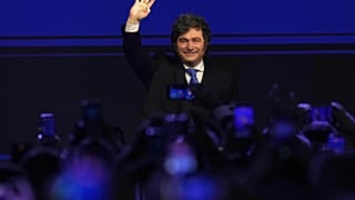 Archivo: El presidente argentino Javier Milei saluda en el Foro de Madrid en Santiago de Chile, el jueves 3 de septiembre de 2026.